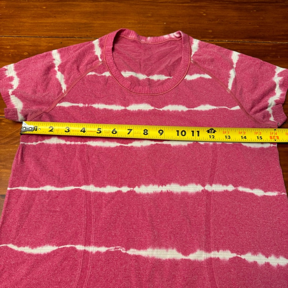 Lululemon Size 8 Swiftly Tech Short Sleeve Pink and White Tie Dye Stripe Tee - Picture 3 of 8